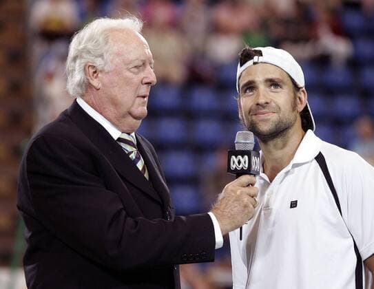 Tennislegende Fred Stolle (Australien) interviewt Nicolas Kiefer (Deutschland) Tennis Herren Hopman Cup 2005 2006 Gruppe Perth