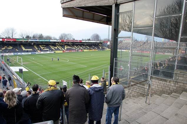 Fußball, Stadiongeschichte Alemannia Aachen Aachener Fans schauen auf ein leeres Spielfeld und eine leere Gegentribüne im Stadion am Aachener Tivoli Fußball 2. BL Herren Saison 2005 2006, Alemannia Aachen - TSV 1860 München 1:0 Totale Tivoli Aachen