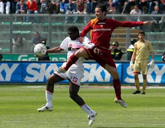 Cesare Bovo (Roma, re.) gegen Stephen Ayodele Makinwa (Palermo) -  Fußball Herren Serie A 2005 2006, 1. Italienische Liga, US Palermo - AS Rom Gruppe Palermo Dynamik, Kampf,