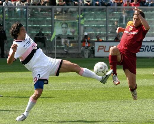 Cristian Zaccardo (Palermo, li.) gegen Alberto Aquilani (Roma) -  Fußball Herren Serie A 2005 2006, 1. Italienische Liga, US Palermo - AS Rom Gruppe Palermo Dynamik, Kampf,