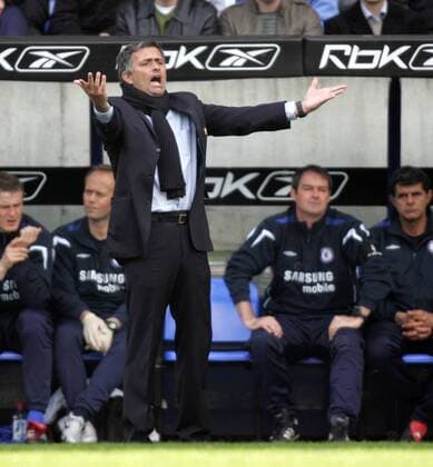 Trainer Jose Mourinho (Chelsea) unzufrieden am Spielfeldrand -  Fußball Herren English Premier League 2005 2006, 1. Englische Liga, Chelsea FC London Gruppe Bolton Enttäuschung,