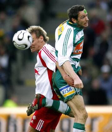 Martin Hiden (Rapid Wien, re.) gegen Alexander Zickler (Salzburg) Fußball Herren TMobileBundesliga 2005 2006, 1. Österreichische Liga, SK Rapid Wien - SV Red Bull Salzburg 0:1 Gruppe Wien Dynamik,