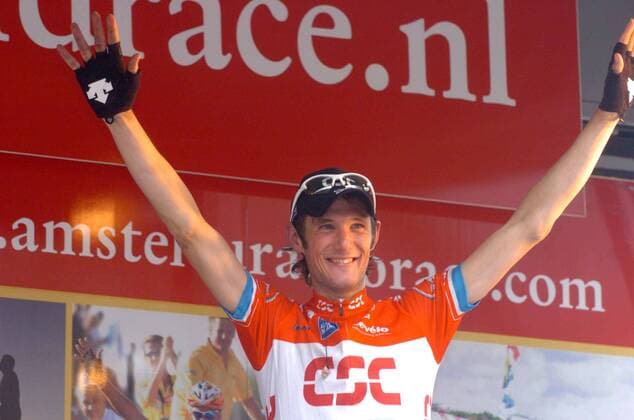 Fränk Schleck (Luxemburg CSC), Sieger des Amstel Gold Race 2006, jubelt während der Siegerehrung -  Radsport Herren Amstel Gold Race 2006, ProTour, Straßenradsport, Straße, Rad Einzelbild Limburg Freude,