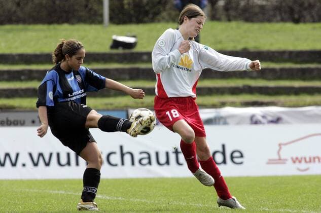 Esma Gado (FSV Frankfurt, li.) zieht ab gegen Kerstin Garefrekes (FFC Frankfurt) Fußball 1. BL Damen Saison 2005 2006, Frauen, Frauenfußball, 1. FFC Frankfurt - FSV Frankfurt 17:0 Gruppe Derby, Lokalderby, Ortsderby, Stadtderby Frankfurt M. Dynamik,