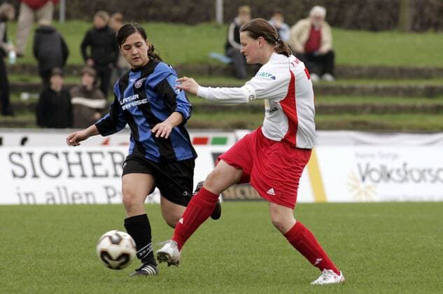 Pia Wunderlich (FFC Frankfurt, re.) gegen Jackline Günther (FSV Frankfurt) Fußball 1. BL Damen Saison 2005 2006, Frauen, Frauenfußball, 1. FFC Frankfurt - FSV Frankfurt 17:0 Gruppe Derby, Lokalderby, Ortsderby, Stadtderby Frankfurt M. Dynamik,