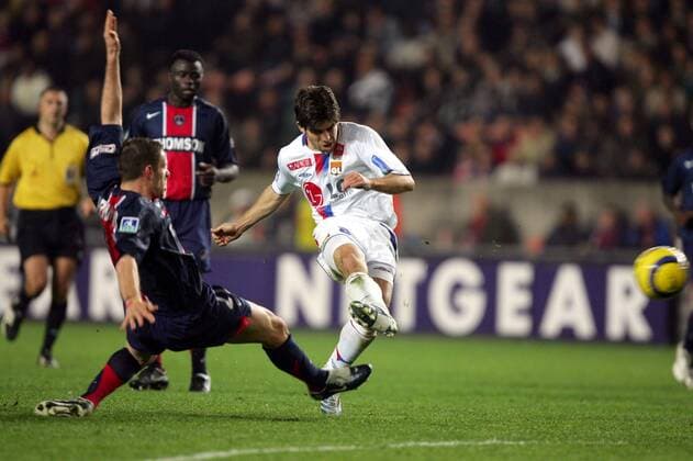Juninho Pernambucano (Lyon, re.) zieht ab, Sylvain Armand (Paris St. Germain) kommt zu spät -  (pan13696) Fußball Herren Ligue 1 2005 2006, 1. Französische Liga, Paris Saint Germain - Olympiques Lyonnais 0:1, OL Gruppe pan13696 Paris Dynamik,  