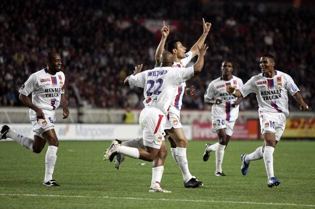 Torjubel Lyon, v. re.: Florent Malouda, Eric Abidal, Torschütze Fred, Sylvain Wiltord, Claudio Roberto Cacapa - (pan13695) Fußball Herren Ligue 1 2005 2006, 1. Französische Liga, Olympiques Lyonnais, OL Gruppe pan13695 Paris Freude, Begeisterung,