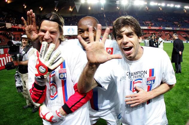 Meisterfeier Olympique Lyon - Juninho Pernambucano (re.), Claudio Roberto Cacapa und Torwart Gregory Coupet zeigen es an, Lyon gewinnt die 5. Meisterschaft in Folge -  (pan13696) Fußball Herren Ligue 1 2005 2006, 1. Französische Liga, Olympiques Lyonnais, OL, französischer Meister Gruppe pan13696 Paris Freude, Begeisterung,  
