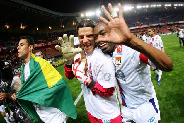 Meisterfeier Olympique Lyon - Claudio Roberto Cacapa und Torwart Gregory Coupet zeigen es an, Lyon gewinnt die 5. Meisterschaft in Folge, li. Fred -  (pan13696) Fußball Herren Ligue 1 2005 2006, 1. Französische Liga, Olympiques Lyonnais, OL, französischer Meister Gruppe pan13696 Paris Freude, Begeisterung,  