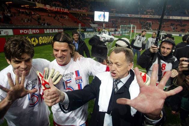 Meisterfeier Olympique Lyon - Präsident Jean Michel Aulas, Torwart Gregory Coupet und Juninho Pernambucano zeigen es an, Lyon gewinnt die 5. Meisterschaft in Folge -  (pan13695) Fußball Herren Ligue 1 2005 2006, 1. Französische Liga, Olympiques Lyonnais, OL, französischer Meister Gruppe pan13695 Paris Freude, Begeisterung,  