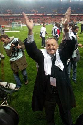 Präsident Jean Michel Aulas (Lyon) jubelt, sein Club hat die französische Meisterschaft zum 5. Mal in Folge gewonnen -  (pan13695) Fußball Herren Ligue 1 2005 2006, 1. Französische Liga, Olympiques Lyonnais, OL, französischer Meister Einzelbild pan13695 Paris Freude, Begeisterung,  