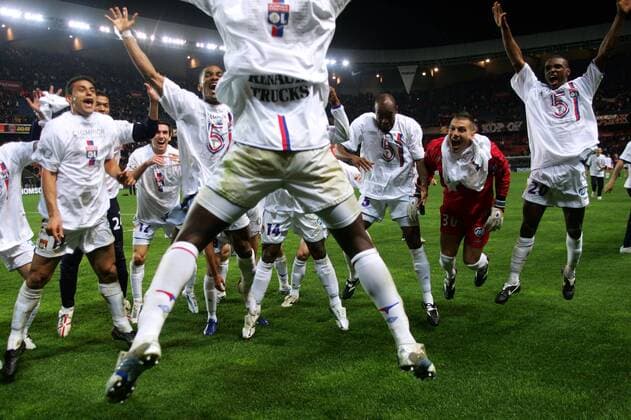 Die Spieler von Olympique Lyon feiern die 5. Meisterschaft in Folge -  (pan13696) Fußball Herren Ligue 1 2005 2006, 1. Französische Liga, Olympiques Lyonnais, OL, französischer Meister Gruppe pan13696 Paris Freude, Begeisterung,  