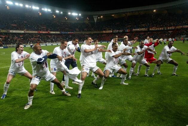 Die Spieler von Olympique Lyon feiern die 5. französische Meisterschaft in Folge -  (pan13696) Fußball Herren Ligue 1 2005 2006, 1. Französische Liga, Olympiques Lyonnais, OL, französischer Meister Totale pan13696 Paris Freude, Begeisterung,  