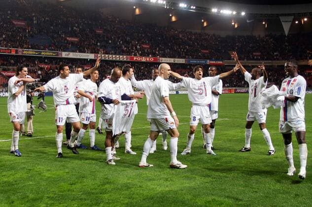 Die Spieler von Olympique Lyon feiern die 5. französische Meisterschaft in Folge -  (pan13696) Fußball Herren Ligue 1 2005 2006, 1. Französische Liga, Olympiques Lyonnais, OL, französischer Meister Gruppe pan13696 Paris  