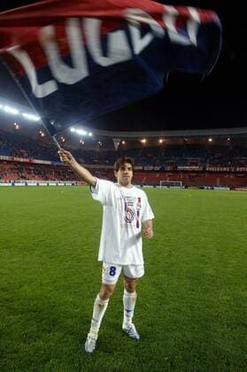 Juninho Pernambucano (Lyon) schwenkt eine Flagge anlässlich des Sieges der 5. französischen Meisterschaft in Folge -  (pan13695) Fußball Herren Ligue 1 2005 2006, 1. Französische Liga, Olympiques Lyonnais, OL, französischer Meister Einzelbild pan13695 Paris  