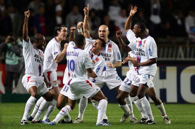 Torjubel Lyon, v. re.: Eric Abidal, Cris, Torschütze Fred, Florent Malouda, Tiago, Claudio Roberto Cacapa - (pan13696) Fußball Herren Ligue 1 2005 2006, 1. Französische Liga, Olympiques Lyonnais, OL Gruppe pan13696 Paris Freude, Begeisterung,