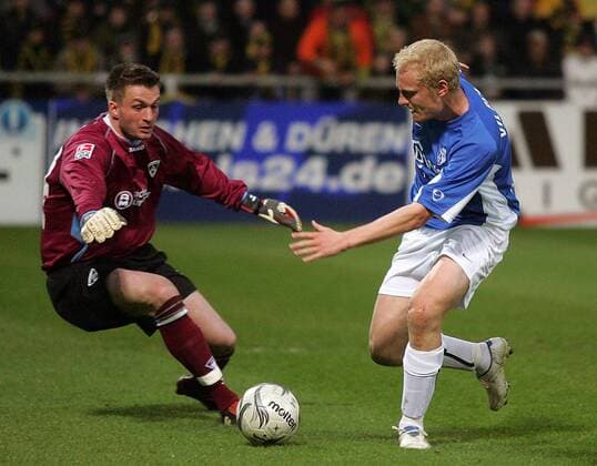 Tommy Bechmann (Bochum, re.) gegen Torwart Kristian Nicht (Aachen) Fußball 2. BL Herren Saison 2005 2006, Alemannia Aachen - VfL Bochum 0:2 Gruppe Aachen Dynamik,