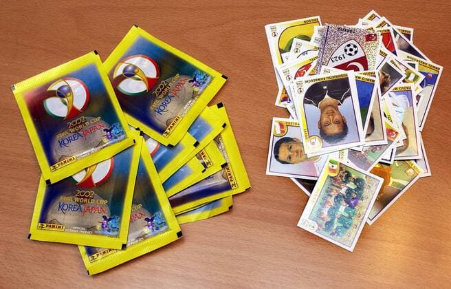 Panini Bilder liegen neben noch nicht geöffneten Panini Tütchen bereit Fußball Herren Vorschau Weltmeisterschaft 2002, Shooting, Fotoshooting, Fototermin, Fotostory, Homestory, Hobby Einzelbild Sammelleidenschaft