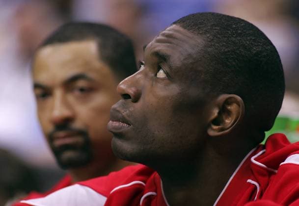 Dikembe Mutombo (Houston Rockets) blickt nachdenklich nach oben -  (DEN2006041713) Basketball Herren NBA 2005 2006, Houston Rockets Porträt Pepsi Center Denver Nachdenklichkeit,