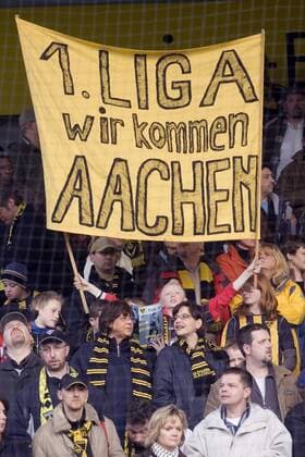 1. Liga wir kommen - Aachener Fans freuen sich nach 35 Jahren Wartezeit auf den langersehnten Aufstieg in die Bundesliga Fußball 2. BL Herren Saison 2005 2006, Alemannia Aachen, Aufsteiger, Aufstieg Einzelbild Aachen