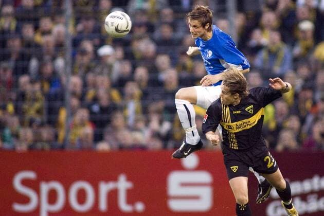 Philipp Bönig (Bochum, re.) setzt sich gegen Laurentiu Aurelian Reghecampf (Aachen) durch Fußball 2. BL Herren Saison 2005 2006, Alemannia Aachen - VfL Bochum 0:2 Gruppe Aachen Dynamik, Höhe, Kampf, Überlegenheit