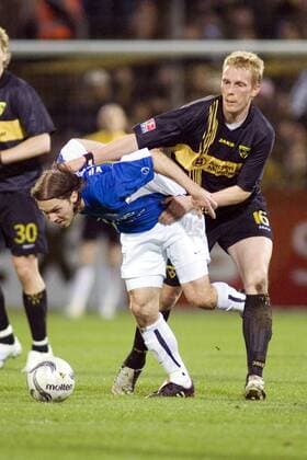 Filip Trojan (Bochum, li.) gegen Marius Ebbers (Aachen) Fußball 2. BL Herren Saison 2005 2006, Alemannia Aachen - VfL Bochum 0:2 Gruppe Aachen Dynamik, Kampf,