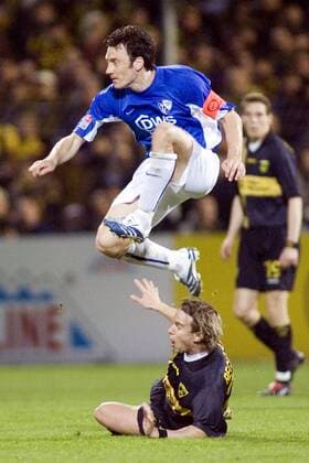 Tomasz Zdebel (Bochum) überspringt Laurentiu Aurelian Reghecampf (Aachen) Fußball 2. BL Herren Saison 2005 2006, Alemannia Aachen - VfL Bochum 0:2 Gruppe Aachen Dynamik, Höhe, Kampf, Überlegenheit