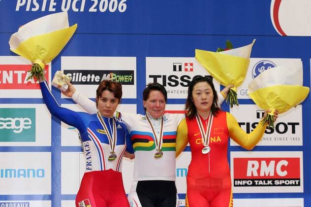 Siegerehrung Keirin - Weltmeisterin Christin Muche (Deutschland, Mitte), Clara Sanchez (Frankreich, li.) und Shuang Guo (China) - (pan13698) Radsport WM Damen Weltmeisterschaft 2006, Rad, Bahn, Bahnrad, Bahnradsport, Radrennsport, Nationaltrikot Gruppe Bordeaux Freude,