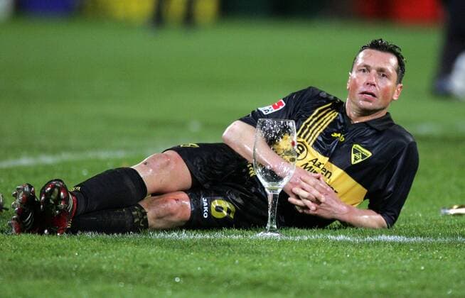 Willi Landgraf (Aachen) wirkt nach dem Aufstieg und einem Riesenbier etwas angegangen Fußball 2. BL Herren Saison 2005 2006, Alemannia Aachen, Vdig Einzelbild Aufstieg, Aufsteiger, Aufstiegsfeier Aachen Freude,