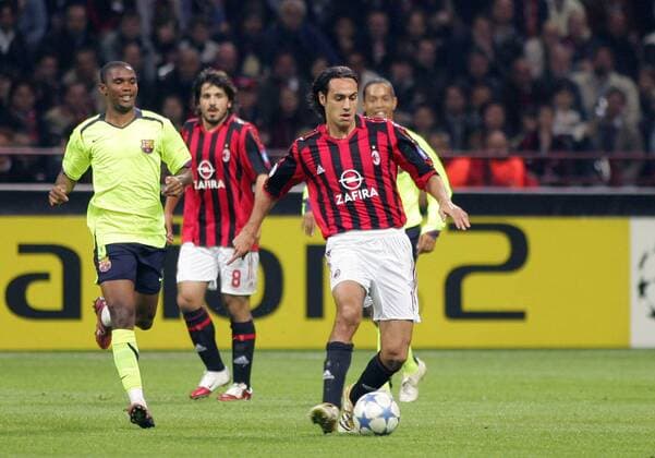 Alessandro Nesta (re., Milan) am Ball, Samuel Eto o (FC Barcelona) schaut zu Fußball EC 1 Herren Champions League 2005 2006, Halbfinale, AC Mailand - FC Barcelona, Barca, Vdig Gruppe Mailand Dynamik,