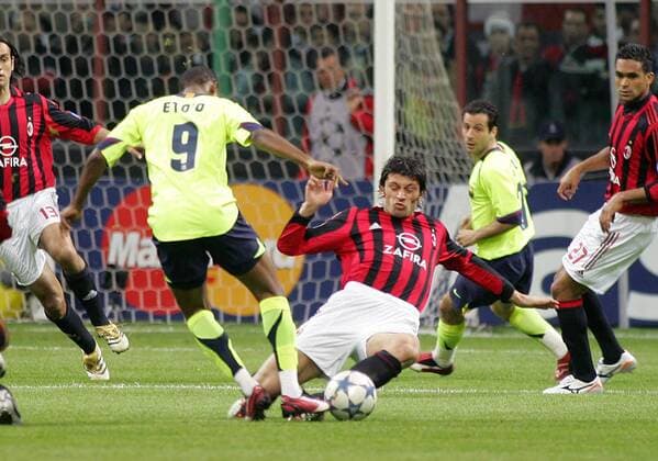 Kakhaber Kaladze (re., Milan) einsatzstark gegen Samuel Eto o (FC Barcelona) Fußball EC 1 Herren Champions League 2005 2006, Halbfinale, AC Mailand - FC Barcelona, Barca, Vdig Gruppe Mailand Dynamik, Kampf,