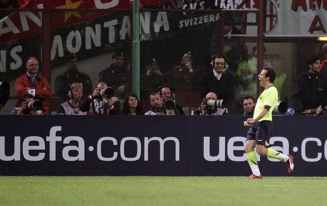 Ludovic Giuly (FC Barcelona) jubelt unter Beobachtung einiger Fotografen -  Fußball EC 1 Herren Champions League 2005 2006, FC Barcelona, Barca Totale Internet, Internetadresse, Homepage, Webseite Mailand, Website, Kamera, Fotokamera, Fotokameras, Begeisterung, Freude,