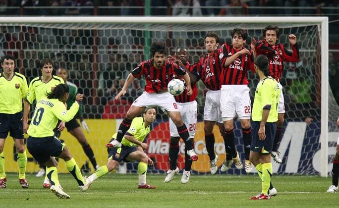 Ronaldinho (FC Barcelona, li.) mit einem Freistoß gegen die Abwehrmauer von Milan, v. re.: Andrea Pirlo, Kaka, Alberto Gilardino, Clarence Seedorf und Gennaro Gattuso, dahinter Ludovic Giuly (FC Barcelona, Mitte) -  Fußball EC 1 Herren Champions League 2005 2006, AC Mailand - FC Barcelona 0:1, Barca Gruppe Mailand Dynamik, Spannung,
