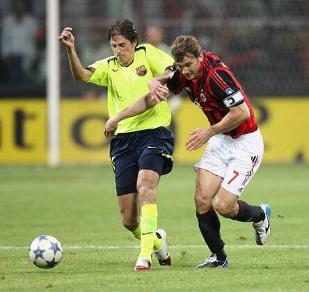 Andriy Shevchenko (Milan, re.) gegen Edmilson (FC Barcelona) -  Fußball EC 1 Herren Champions League 2005 2006, AC Mailand - FC Barcelona 0:1, Barca Gruppe Mailand Dynamik,