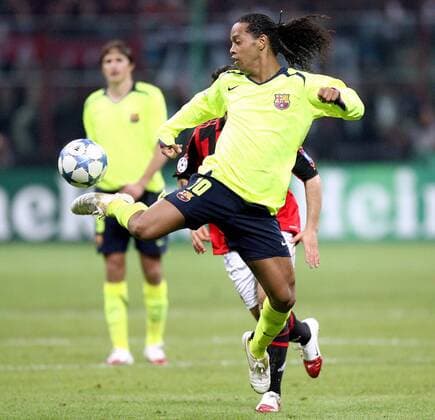 Ronaldinho (FC Barcelona, vorn) mit einem Hackentrick -  Fußball EC 1 Herren Champions League 2005 2006, AC Mailand - FC Barcelona 0:1, Barca Einzelbild Mailand Dynamik,