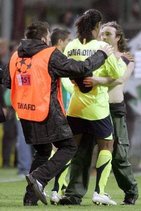 Ronaldinho (FC Barcelona, Mitte) muß sich eines Flitzers erwehren, bevor ein Ordner ihm zu Hilfe eilt -  Fußball EC 1 Herren Champions League 2005 2006, FC Barcelona, Barca Gruppe Mailand