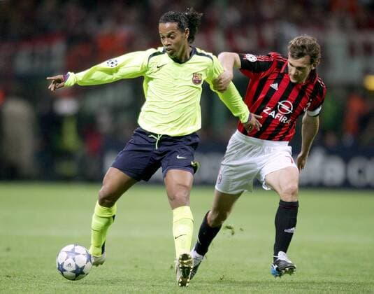 Ronaldinho (FC Barcelona, li.) gegen Andriy Shevchenko (Milan) -  Fußball EC 1 Herren Champions League 2005 2006, AC Mailand - FC Barcelona 0:1, Barca Gruppe Mailand Dynamik,