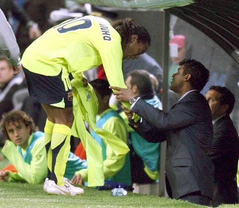 Ronaldinho (li.) erhält nach seiner Auswechslung freundliche Worte von Trainer Frank Rijkaard (beide FC Barcelona) -  Fußball EC 1 Herren Champions League 2005 2006, FC Barcelona, Barca Gruppe Mailand Harmonie, Freude,