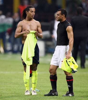 Ronaldinho (FC Barcelona, li.) und Cafu (Milan) - Trikottausch -  Fußball EC 1 Herren Champions League 2005 2006, AC Mailand - FC Barcelona 0:1, Barca Gruppe Mailand Kameradschaft,