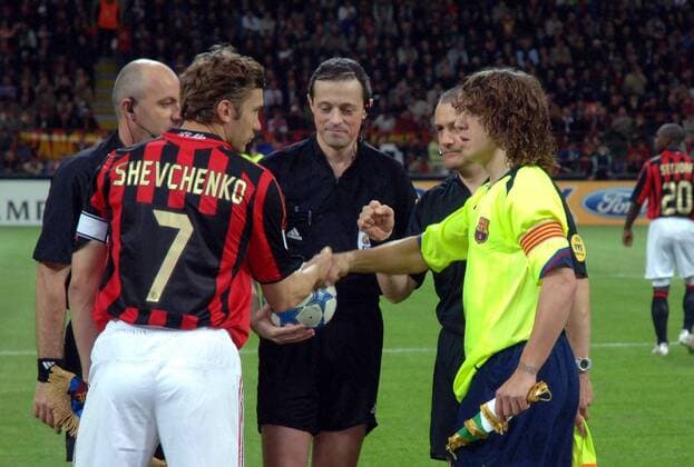 Begrüßung - Andriy Shevchenko (Milan, li.) und Carles Puyol (FC Barcelona) wünschen sich vor den Augen von FIFA Schiedsrichter Alain Sars (Frankreich, Mitte) ein gutes Spiel Fußball EC 1 Herren Champions League 2005 2006, Halbfinale, AC Mailand - FC Barcelona 0:1, Barca Gruppe Mailand
