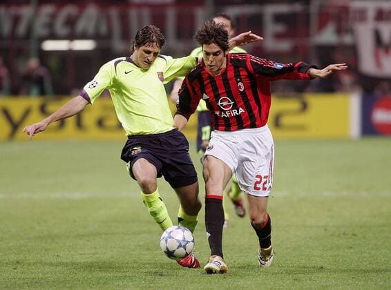 Kaka (Milan, re.) gegen Edmilson (FC Barcelona) -  Fußball EC 1 Herren Champions League 2005 2006, Halbfinale, AC Mailand - FC Barcelona 0:1, Barca Gruppe Mailand Dynamik,