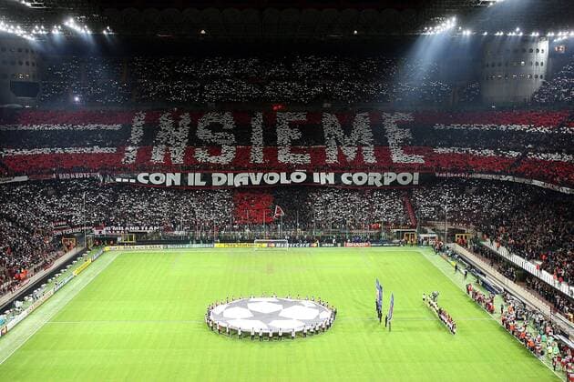 Isieme con il Diavolo in Corpo - Vor Spielbeginn beteuern Milans Fans im Stadio Giuseppe Meazza sie seien mit dem Teufel im Bunde Fußball EC 1 Herren Champions League 2005 2006, Halbfinale, AC Mailand, Milan, Emblem Totale Stadio Giuseppe Meazza, San Siro Choreographie Fanchoreografie, Fanchoreographie