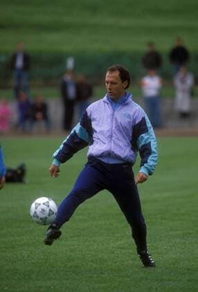 Teamchef Franz Beckenbauer (BR Deutschland) während des Trainings am Ball Fußball Herren Weltmeisterschaft 1990, Nationalmannschaft, Nationalteam, Vorbereitung, Training, Vdia Einzelbild