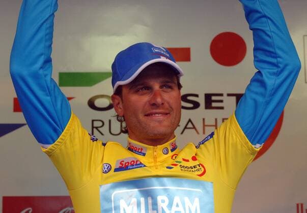 Alessandro Petacchi (Italien Milram) während der Siegerehrung für das Gelbe Trikot Radsport Herren Oddset Rundfahrt 2006, Niedersachsenrundfahrt, Niedersachsen, Straßenradsport, Straße, Rad Einzelbild 2. Etappe: Nienburg - Bückeburg Freude,