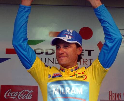 Alessandro Petacchi (Italien Milram) während der Siegerehrung für das Gelbe Trikot Radsport Herren Oddset Rundfahrt 2006, Niedersachsenrundfahrt, Niedersachsen, Straßenradsport, Straße, Rad Einzelbild 2. Etappe: Nienburg - Bückeburg Freude,