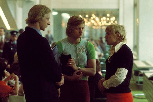 9. Parteitag der SED im Berliner Palast der Republik v.re.: Ruth Fuchs, Kornelia Ender und Roger Pyttel (alle DDR) im Gespräch Schwimmen Damen IX. Parteitag der Sozialistischen Einheitspartei Deutschlands, Vdia Gruppe Berlin