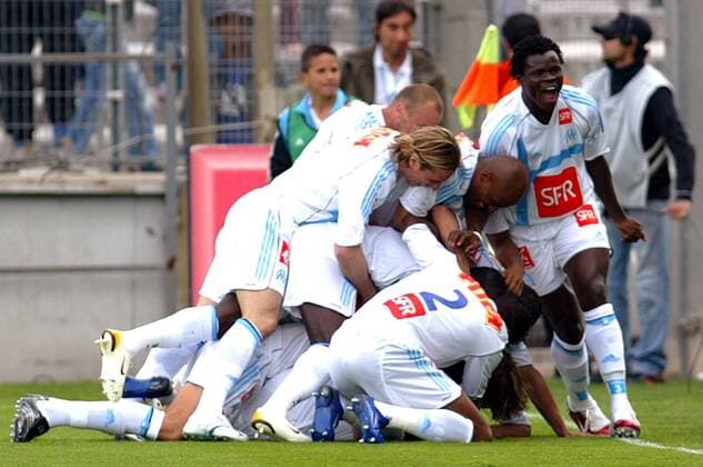 Jubelhaufen Marseille u.a. mit Taye Taiwo (re.) -  (pan13744) Fußball Herren Coupe de France 2005 2006, Französischer Pokal, Pokalspiel, Olympique de Marseille, OM Gruppe Marseille Freude, Begeisterung,  