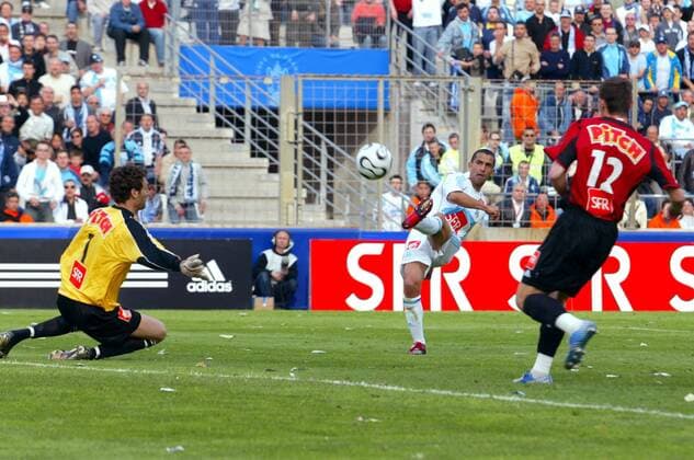 Sabri Lamouchi (Marseille, Mitte) zieht gegen Torwart Andreas Isaksson (Rennes) ab -  (pan13744) Fußball Herren Coupe de France 2005 2006, Französischer Pokal, Pokalspiel, OM Gruppe Olympique de Marseille - Stade Rennais 3:0 Marseille  