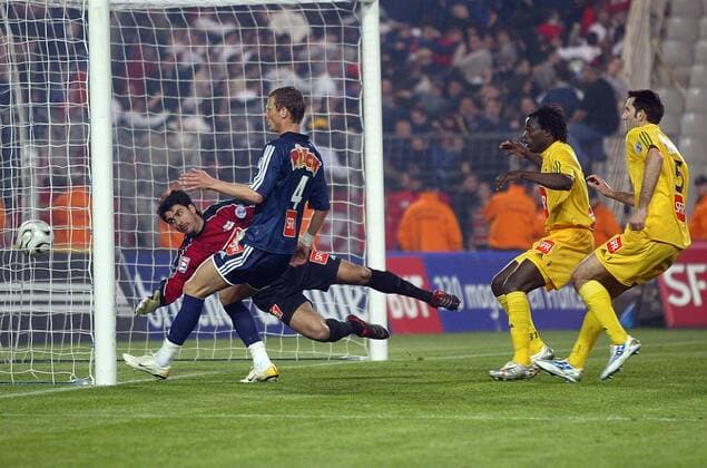 Torwart Lionel Letizi und David Rozehnal (2.v.li., beide Paris St. Germain) sind machtlos beim Gegentor, re. Loic Guillon und Dennis Oliech (beide Nantes) -  Fußball Herren Coupe de France 2005 2006, Französischer Pokal, Pokalspiel, FC Nantes - Paris Saint Germain 1:2, PSG Gruppe pan13743 Nantes  