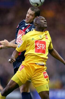 Sylvain Armand (Paris St. Germain, li.) gegen Mamadou Alimou Diallo (Nantes) -  Fußball Herren Coupe de France 2005 2006, Französischer Pokal, Pokalspiel, FC Nantes - Paris Saint Germain 1:2, PSG Gruppe pan13743 Nantes Dynamik,  